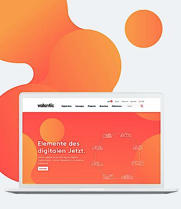 Ein Screenshot zeigt die Startseite der neuen Website von valantic vor den Farben rot und orange der neuen Markenidentität.